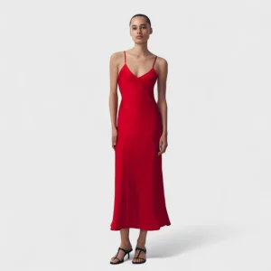 Carmen – Vestido Carmesí de Corte Minimal Elegante que Deslumbra con Sencillez
